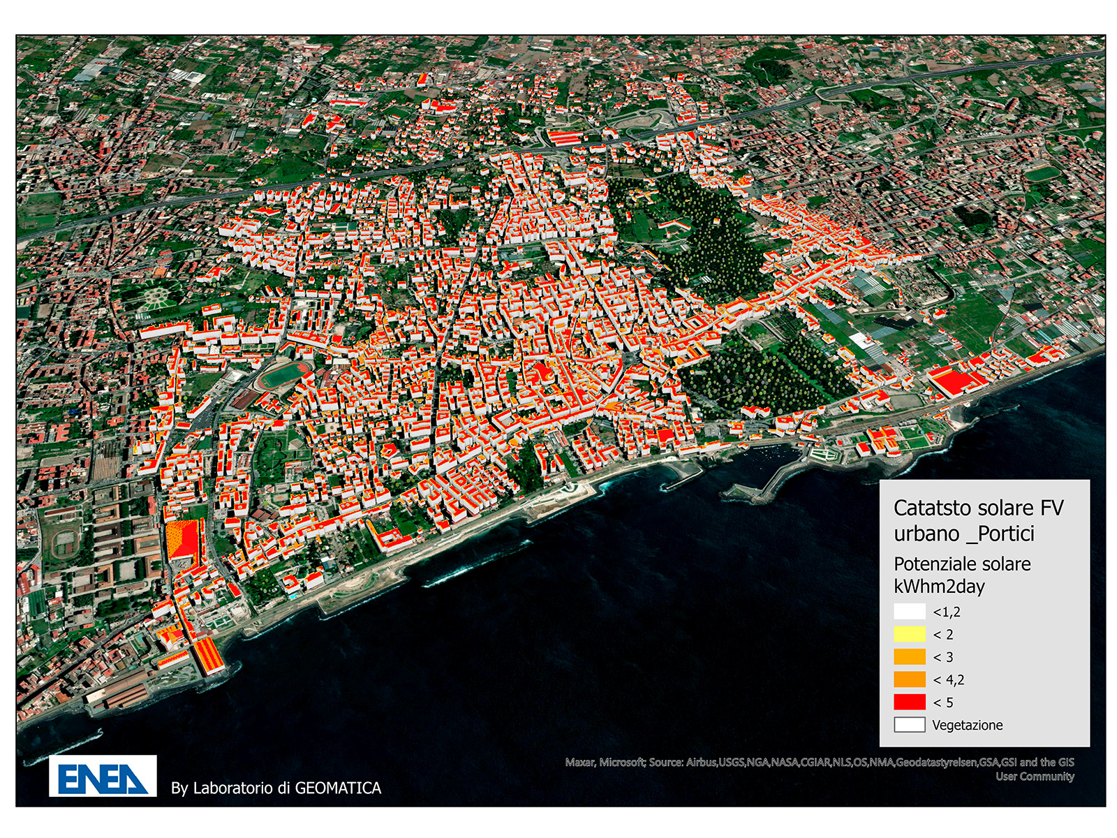 Mappa 3D del potenziale di energia solare urbano ad alta risoluzione (KWh/m2/d) generata per la città di Portici. I tetti idonei con un elevato potenziale di energia solare sono colorati in rosso, mentre i tetti non idonei all'installazione di impianti fotovoltaici sono colorati in bianco